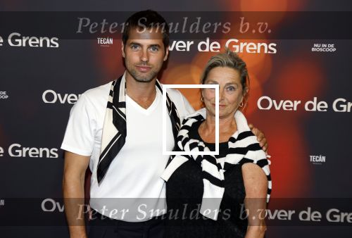 Amsterdam 26 augustus 2025
Premiere over de Grens in het vondelpark . De cast bestaat uit Manuel Broekman Jasmine Sendar Nienke Plas Vincent Banic en Elisabeth Puglia. Manuel Broekman met zijn moeder
