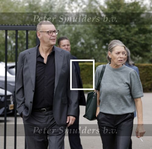 Rotterdam 20 september 2025
Crematie Gerard Cox bij crematorium de Hoeksche Waard. Marco Louwerens  met vrouw