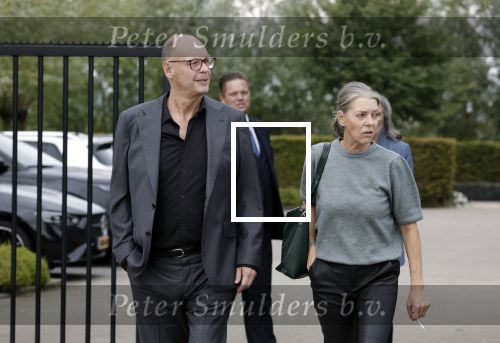 Rotterdam 20 september 2025
Crematie Gerard Cox bij crematorium de Hoeksche Waard. Marco Louwerens  met vrouw