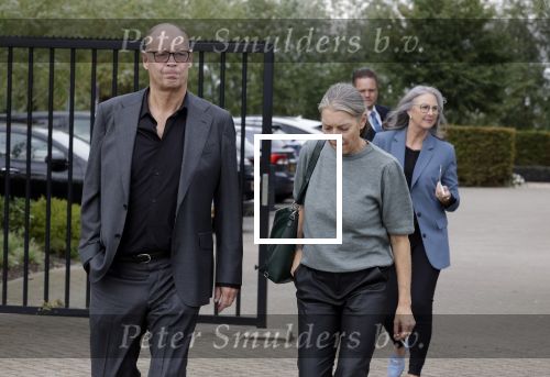 Rotterdam 20 september 2025
Crematie Gerard Cox bij crematorium de Hoeksche Waard. Marco Louwerens  met vrouw