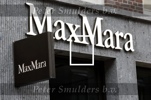 Amsterdam 26 augustus 2026
Logo\'s van de winkels op de pc hooftstraat . DE Winkelstraat van Nederland . Max Mara