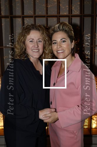 Amsterdam 26 september 2025
Boekpresentatie Simone v d Ende in restaurant Rijks . Chantal Janzen ontvangt het eerste boek . Mirella v Markus kwam met haar partner