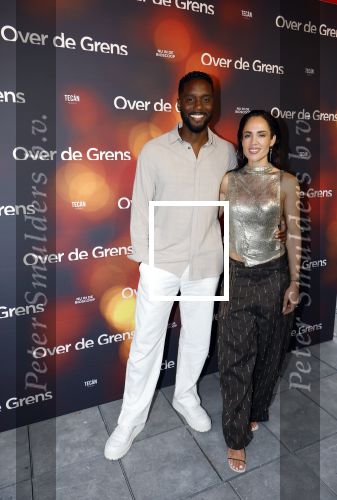 Amsterdam 26 augustus 2025
Premiere over de Grens in het vondelpark . De cast bestaat uit Manuel Broekman Jasmine Sendar Nienke Plas Vincent Banic en Elisabeth Puglia. Nienke Plas met partner