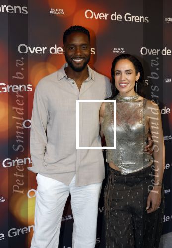 Amsterdam 26 augustus 2025
Premiere over de Grens in het vondelpark . De cast bestaat uit Manuel Broekman Jasmine Sendar Nienke Plas Vincent Banic en Elisabeth Puglia. Nienke Plas met partner