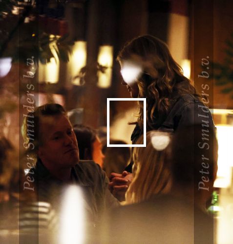 Amsterdam 11 september 2025
Linda de Mol Jeroen Rietbergen Noa Vahle Julian Vahle en zijn vriendin Chelsea Weimar zijn gezellig uitetetn in de nieuwe Hotspot van Amsterdam Restaurant Toet . Ook Ruud Gullit en zijn vriendin Karin de Rooij waren aanwezig .
