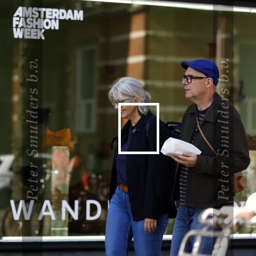Amsterdam 29 september 2025
Owen Schumacher met zijn vrouw op straat in Amsterdam zuid.
