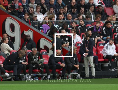 Eindhoven, 21 September 2025
PSV-AJAX, Eindstand 2-2
Kompetitie seizoen 2025-2026
Peter Bosz e.a. kijken naar de ipad