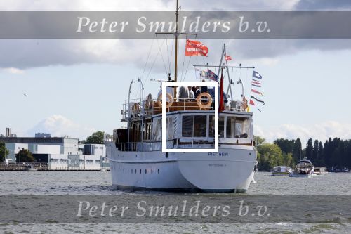 Amsterdam 24 augustus 202
Prins Maurits en Prinses MarilÃ¨ne hebben drie kinderen: Anna (geboren in 2001), Lucas (geboren in 2002), en Felicia (geboren in 2005). Hun volledige achternaam is Van Lippe-Biesterfeld van Vollenhoven . Prins Maurits neemt met zijn gezin de Vlootschouw af tijdens de laatste dag van Sail. Ze varen met de Groene Draeck. Yacht de Piet Hein die vroeger van Prinses Juliana en Prins Bernhard was