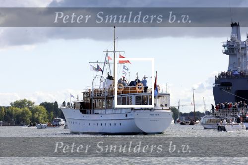 Amsterdam 24 augustus 202
Prins Maurits en Prinses MarilÃ¨ne hebben drie kinderen: Anna (geboren in 2001), Lucas (geboren in 2002), en Felicia (geboren in 2005). Hun volledige achternaam is Van Lippe-Biesterfeld van Vollenhoven . Prins Maurits neemt met zijn gezin de Vlootschouw af tijdens de laatste dag van Sail. Ze varen met de Groene Draeck. Yacht de Piet Hein die vroeger van Prinses Juliana en Prins Bernhard was