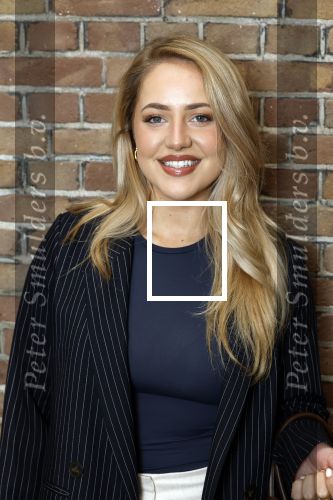 Amsterdam 18 september 2025
Prinses Eloise organiseert samen met Attire Amsterdam en My Lima Lima een modeshow . Haar ouders, Prins Constantijn en moeder Prinses Laurentien zijn natuurlijk aanwezig . Pleun Bierbooms