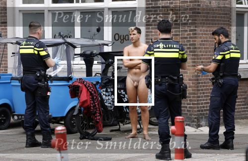 Amsterdam 1 september 2025
Blote man op straat in Amsterdam zuid met politie erbij