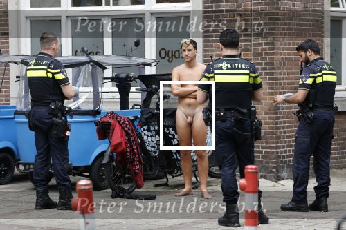 Amsterdam 1 september 2025
Blote man op straat in Amsterdam zuid met politie erbij