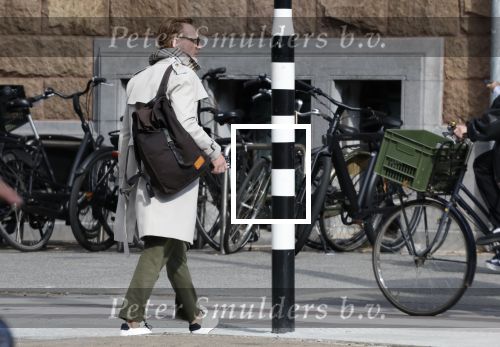Amsterdam 30 september 2025
Prins Bernhard jr wandelend op straat in Amsterdam zuid.