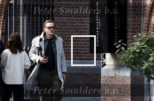 Amsterdam 30 september 2025
Prins Bernhard jr wandelend op straat in Amsterdam zuid.