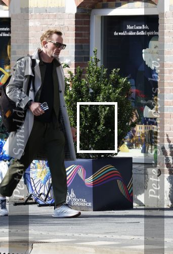 Amsterdam 30 september 2025
Prins Bernhard jr wandelend op straat in Amsterdam zuid.