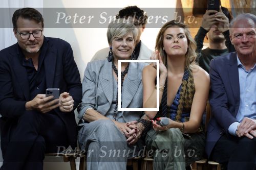 Amsterdam 18 september 2025
Prinses Eloise organiseert samen met Attire Amsterdam en My Lima Lima een modeshow . Haar ouders, Prins Constantijn en moeder Prinses Laurentien zijn natuurlijk aanwezig .