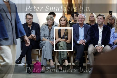 Amsterdam 18 september 2025
Prinses Eloise organiseert samen met Attire Amsterdam en My Lima Lima een modeshow . Haar ouders, Prins Constantijn en moeder Prinses Laurentien zijn natuurlijk aanwezig .