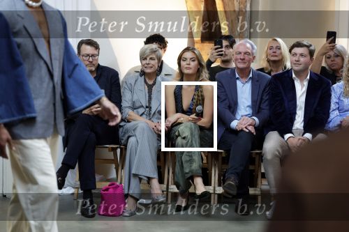 Amsterdam 18 september 2025
Prinses Eloise organiseert samen met Attire Amsterdam en My Lima Lima een modeshow . Haar ouders, Prins Constantijn en moeder Prinses Laurentien zijn natuurlijk aanwezig .