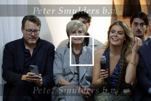 Amsterdam 18 september 2025
Prinses Eloise organiseert samen met Attire Amsterdam en My Lima Lima een modeshow . Haar ouders, Prins Constantijn en moeder Prinses Laurentien zijn natuurlijk aanwezig .