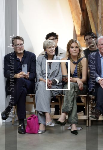 Amsterdam 18 september 2025
Prinses Eloise organiseert samen met Attire Amsterdam en My Lima Lima een modeshow . Haar ouders, Prins Constantijn en moeder Prinses Laurentien zijn natuurlijk aanwezig .