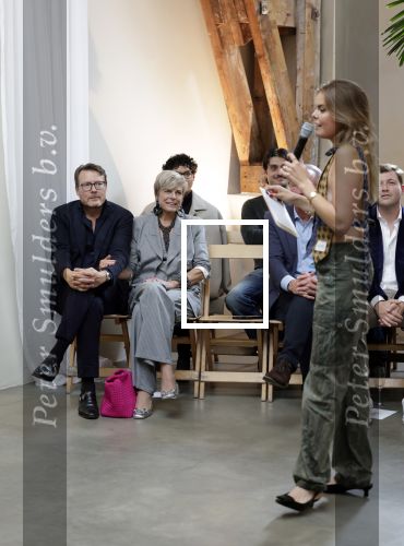 Amsterdam 18 september 2025
Prinses Eloise organiseert samen met Attire Amsterdam en My Lima Lima een modeshow . Haar ouders, Prins Constantijn en moeder Prinses Laurentien zijn natuurlijk aanwezig .