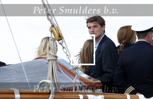 Amsterdam 24 augustus 202
Prins Maurits en Prinses MarilÃ¨ne hebben drie kinderen: Anna (geboren in 2001), Lucas (geboren in 2002), en Felicia (geboren in 2005). Hun volledige achternaam is Van Lippe-Biesterfeld van Vollenhoven . Prins Maurits neemt met zijn gezin de Vlootschouw af tijdens de laatste dag van Sail. Ze varen met de Groene Draeck.