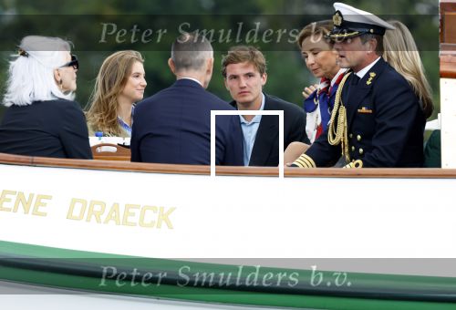 Amsterdam 24 augustus 202
Prins Maurits en Prinses MarilÃ¨ne hebben drie kinderen: Anna (geboren in 2001), Lucas (geboren in 2002), en Felicia (geboren in 2005). Hun volledige achternaam is Van Lippe-Biesterfeld van Vollenhoven . Prins Maurits neemt met zijn gezin de Vlootschouw af tijdens de laatste dag van Sail. Ze varen met de Groene Draeck.