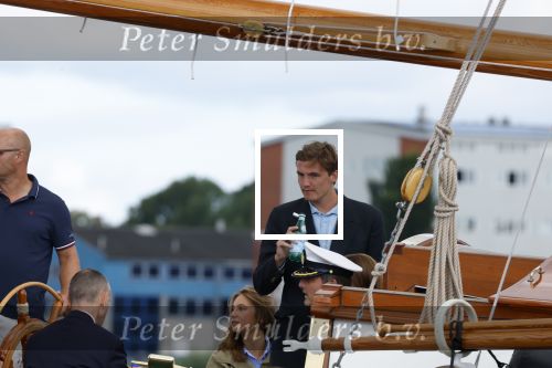 Amsterdam 24 augustus 202
Prins Maurits en Prinses MarilÃ¨ne hebben drie kinderen: Anna (geboren in 2001), Lucas (geboren in 2002), en Felicia (geboren in 2005). Hun volledige achternaam is Van Lippe-Biesterfeld van Vollenhoven . Prins Maurits neemt met zijn gezin de Vlootschouw af tijdens de laatste dag van Sail. Ze varen met de Groene Draeck.