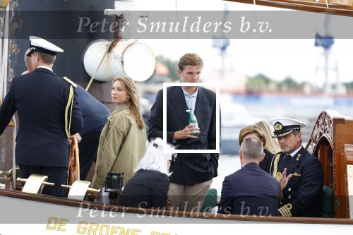 Amsterdam 24 augustus 202
Prins Maurits en Prinses MarilÃ¨ne hebben drie kinderen: Anna (geboren in 2001), Lucas (geboren in 2002), en Felicia (geboren in 2005). Hun volledige achternaam is Van Lippe-Biesterfeld van Vollenhoven . Prins Maurits neemt met zijn gezin de Vlootschouw af tijdens de laatste dag van Sail. Ze varen met de Groene Draeck.