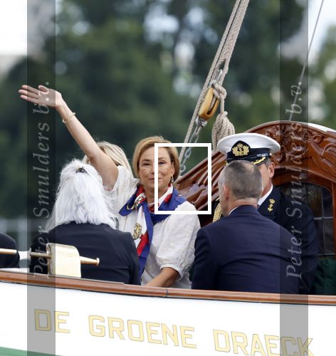 Amsterdam 24 augustus 202
Prins Maurits en Prinses MarilÃ¨ne hebben drie kinderen: Anna (geboren in 2001), Lucas (geboren in 2002), en Felicia (geboren in 2005). Hun volledige achternaam is Van Lippe-Biesterfeld van Vollenhoven . Prins Maurits neemt met zijn gezin de Vlootschouw af tijdens de laatste dag van Sail. Ze varen met de Groene Draeck.