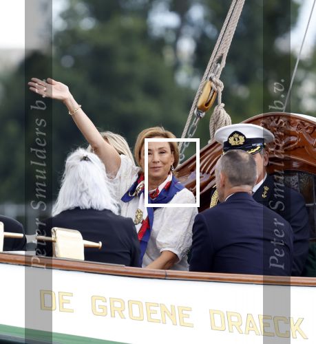 Amsterdam 24 augustus 202
Prins Maurits en Prinses MarilÃ¨ne hebben drie kinderen: Anna (geboren in 2001), Lucas (geboren in 2002), en Felicia (geboren in 2005). Hun volledige achternaam is Van Lippe-Biesterfeld van Vollenhoven . Prins Maurits neemt met zijn gezin de Vlootschouw af tijdens de laatste dag van Sail. Ze varen met de Groene Draeck.