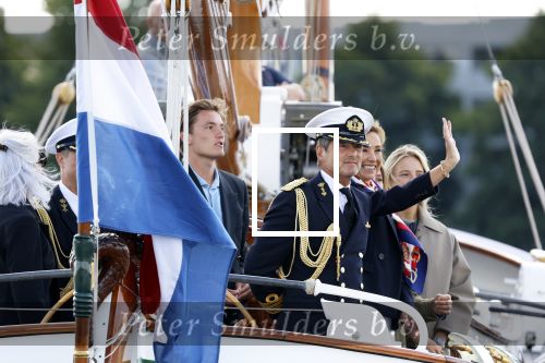 Amsterdam 24 augustus 202
Prins Maurits en Prinses MarilÃ¨ne hebben drie kinderen: Anna (geboren in 2001), Lucas (geboren in 2002), en Felicia (geboren in 2005). Hun volledige achternaam is Van Lippe-Biesterfeld van Vollenhoven . Prins Maurits neemt met zijn gezin de Vlootschouw af tijdens de laatste dag van Sail. Ze varen met de Groene Draeck.
