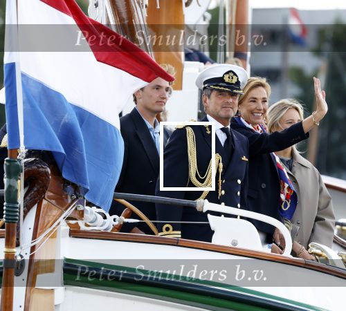 Amsterdam 24 augustus 202
Prins Maurits en Prinses MarilÃ¨ne hebben drie kinderen: Anna (geboren in 2001), Lucas (geboren in 2002), en Felicia (geboren in 2005). Hun volledige achternaam is Van Lippe-Biesterfeld van Vollenhoven . Prins Maurits neemt met zijn gezin de Vlootschouw af tijdens de laatste dag van Sail. Ze varen met de Groene Draeck.