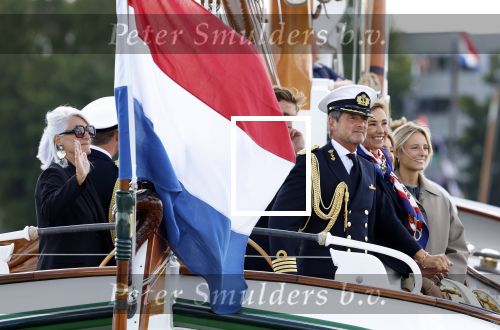 Amsterdam 24 augustus 202
Prins Maurits en Prinses MarilÃ¨ne hebben drie kinderen: Anna (geboren in 2001), Lucas (geboren in 2002), en Felicia (geboren in 2005). Hun volledige achternaam is Van Lippe-Biesterfeld van Vollenhoven . Prins Maurits neemt met zijn gezin de Vlootschouw af tijdens de laatste dag van Sail. Ze varen met de Groene Draeck.