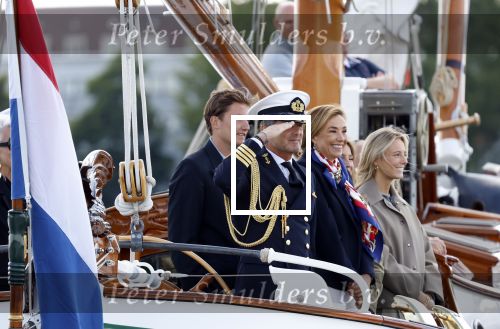 Amsterdam 24 augustus 202
Prins Maurits en Prinses MarilÃ¨ne hebben drie kinderen: Anna (geboren in 2001), Lucas (geboren in 2002), en Felicia (geboren in 2005). Hun volledige achternaam is Van Lippe-Biesterfeld van Vollenhoven . Prins Maurits neemt met zijn gezin de Vlootschouw af tijdens de laatste dag van Sail. Ze varen met de Groene Draeck.