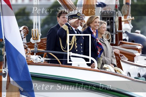 Amsterdam 24 augustus 202
Prins Maurits en Prinses MarilÃ¨ne hebben drie kinderen: Anna (geboren in 2001), Lucas (geboren in 2002), en Felicia (geboren in 2005). Hun volledige achternaam is Van Lippe-Biesterfeld van Vollenhoven . Prins Maurits neemt met zijn gezin de Vlootschouw af tijdens de laatste dag van Sail. Ze varen met de Groene Draeck.