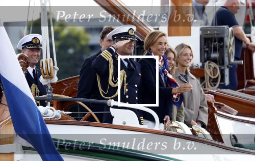 Amsterdam 24 augustus 202
Prins Maurits en Prinses MarilÃ¨ne hebben drie kinderen: Anna (geboren in 2001), Lucas (geboren in 2002), en Felicia (geboren in 2005). Hun volledige achternaam is Van Lippe-Biesterfeld van Vollenhoven . Prins Maurits neemt met zijn gezin de Vlootschouw af tijdens de laatste dag van Sail. Ze varen met de Groene Draeck.