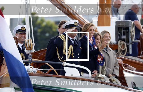 Amsterdam 24 augustus 202
Prins Maurits en Prinses MarilÃ¨ne hebben drie kinderen: Anna (geboren in 2001), Lucas (geboren in 2002), en Felicia (geboren in 2005). Hun volledige achternaam is Van Lippe-Biesterfeld van Vollenhoven . Prins Maurits neemt met zijn gezin de Vlootschouw af tijdens de laatste dag van Sail. Ze varen met de Groene Draeck.