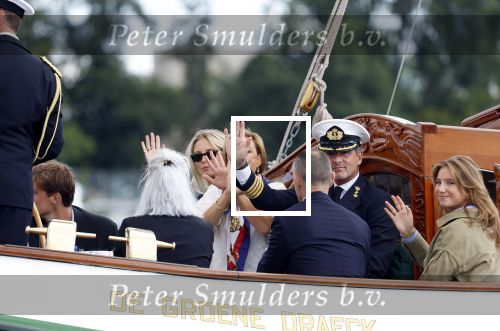 Amsterdam 24 augustus 202
Prins Maurits en Prinses MarilÃ¨ne hebben drie kinderen: Anna (geboren in 2001), Lucas (geboren in 2002), en Felicia (geboren in 2005). Hun volledige achternaam is Van Lippe-Biesterfeld van Vollenhoven . Prins Maurits neemt met zijn gezin de Vlootschouw af tijdens de laatste dag van Sail. Ze varen met de Groene Draeck.