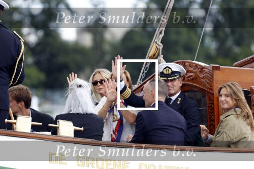 Amsterdam 24 augustus 202
Prins Maurits en Prinses MarilÃ¨ne hebben drie kinderen: Anna (geboren in 2001), Lucas (geboren in 2002), en Felicia (geboren in 2005). Hun volledige achternaam is Van Lippe-Biesterfeld van Vollenhoven . Prins Maurits neemt met zijn gezin de Vlootschouw af tijdens de laatste dag van Sail. Ze varen met de Groene Draeck.