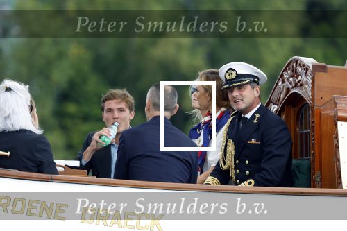 Amsterdam 24 augustus 202
Prins Maurits en Prinses MarilÃ¨ne hebben drie kinderen: Anna (geboren in 2001), Lucas (geboren in 2002), en Felicia (geboren in 2005). Hun volledige achternaam is Van Lippe-Biesterfeld van Vollenhoven . Prins Maurits neemt met zijn gezin de Vlootschouw af tijdens de laatste dag van Sail. Ze varen met de Groene Draeck.