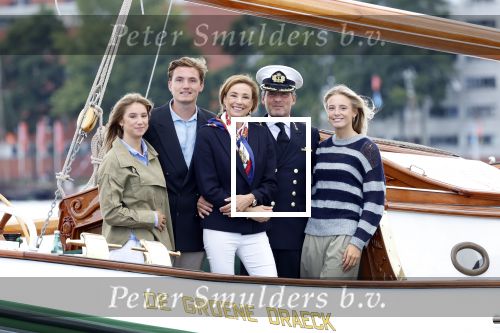 Amsterdam 24 augustus 202
Prins Maurits en Prinses MarilÃ¨ne hebben drie kinderen: Anna (geboren in 2001), Lucas (geboren in 2002), en Felicia (geboren in 2005). Hun volledige achternaam is Van Lippe-Biesterfeld van Vollenhoven . Prins Maurits neemt met zijn gezin de Vlootschouw af tijdens de laatste dag van Sail. Ze varen met de Groene Draeck.