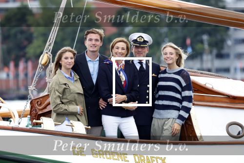 Amsterdam 24 augustus 202
Prins Maurits en Prinses MarilÃ¨ne hebben drie kinderen: Anna (geboren in 2001), Lucas (geboren in 2002), en Felicia (geboren in 2005). Hun volledige achternaam is Van Lippe-Biesterfeld van Vollenhoven . Prins Maurits neemt met zijn gezin de Vlootschouw af tijdens de laatste dag van Sail. Ze varen met de Groene Draeck.