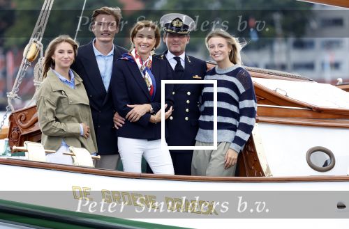Amsterdam 24 augustus 202
Prins Maurits en Prinses MarilÃ¨ne hebben drie kinderen: Anna (geboren in 2001), Lucas (geboren in 2002), en Felicia (geboren in 2005). Hun volledige achternaam is Van Lippe-Biesterfeld van Vollenhoven . Prins Maurits neemt met zijn gezin de Vlootschouw af tijdens de laatste dag van Sail. Ze varen met de Groene Draeck.