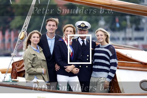 Amsterdam 24 augustus 202
Prins Maurits en Prinses MarilÃ¨ne hebben drie kinderen: Anna (geboren in 2001), Lucas (geboren in 2002), en Felicia (geboren in 2005). Hun volledige achternaam is Van Lippe-Biesterfeld van Vollenhoven . Prins Maurits neemt met zijn gezin de Vlootschouw af tijdens de laatste dag van Sail. Ze varen met de Groene Draeck.