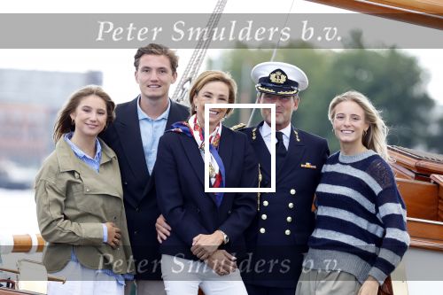 Amsterdam 24 augustus 202
Prins Maurits en Prinses MarilÃ¨ne hebben drie kinderen: Anna (geboren in 2001), Lucas (geboren in 2002), en Felicia (geboren in 2005). Hun volledige achternaam is Van Lippe-Biesterfeld van Vollenhoven . Prins Maurits neemt met zijn gezin de Vlootschouw af tijdens de laatste dag van Sail. Ze varen met de Groene Draeck.