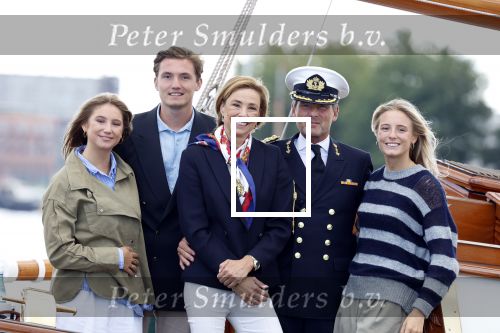 Amsterdam 24 augustus 202
Prins Maurits en Prinses MarilÃ¨ne hebben drie kinderen: Anna (geboren in 2001), Lucas (geboren in 2002), en Felicia (geboren in 2005). Hun volledige achternaam is Van Lippe-Biesterfeld van Vollenhoven . Prins Maurits neemt met zijn gezin de Vlootschouw af tijdens de laatste dag van Sail. Ze varen met de Groene Draeck.