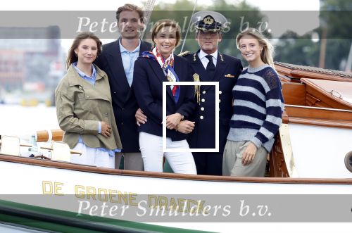 Amsterdam 24 augustus 202
Prins Maurits en Prinses MarilÃ¨ne hebben drie kinderen: Anna (geboren in 2001), Lucas (geboren in 2002), en Felicia (geboren in 2005). Hun volledige achternaam is Van Lippe-Biesterfeld van Vollenhoven . Prins Maurits neemt met zijn gezin de Vlootschouw af tijdens de laatste dag van Sail. Ze varen met de Groene Draeck.