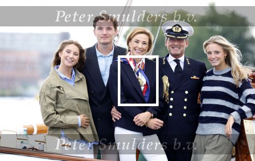 Amsterdam 24 augustus 202
Prins Maurits en Prinses MarilÃ¨ne hebben drie kinderen: Anna (geboren in 2001), Lucas (geboren in 2002), en Felicia (geboren in 2005). Hun volledige achternaam is Van Lippe-Biesterfeld van Vollenhoven . Prins Maurits neemt met zijn gezin de Vlootschouw af tijdens de laatste dag van Sail. Ze varen met de Groene Draeck.