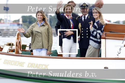 Amsterdam 24 augustus 202
Prins Maurits en Prinses MarilÃ¨ne hebben drie kinderen: Anna (geboren in 2001), Lucas (geboren in 2002), en Felicia (geboren in 2005). Hun volledige achternaam is Van Lippe-Biesterfeld van Vollenhoven . Prins Maurits neemt met zijn gezin de Vlootschouw af tijdens de laatste dag van Sail. Ze varen met de Groene Draeck.